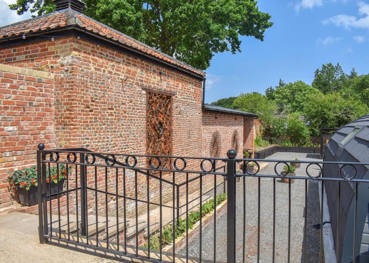Отель Hill Farm Retreat Wangford Экстерьер фото